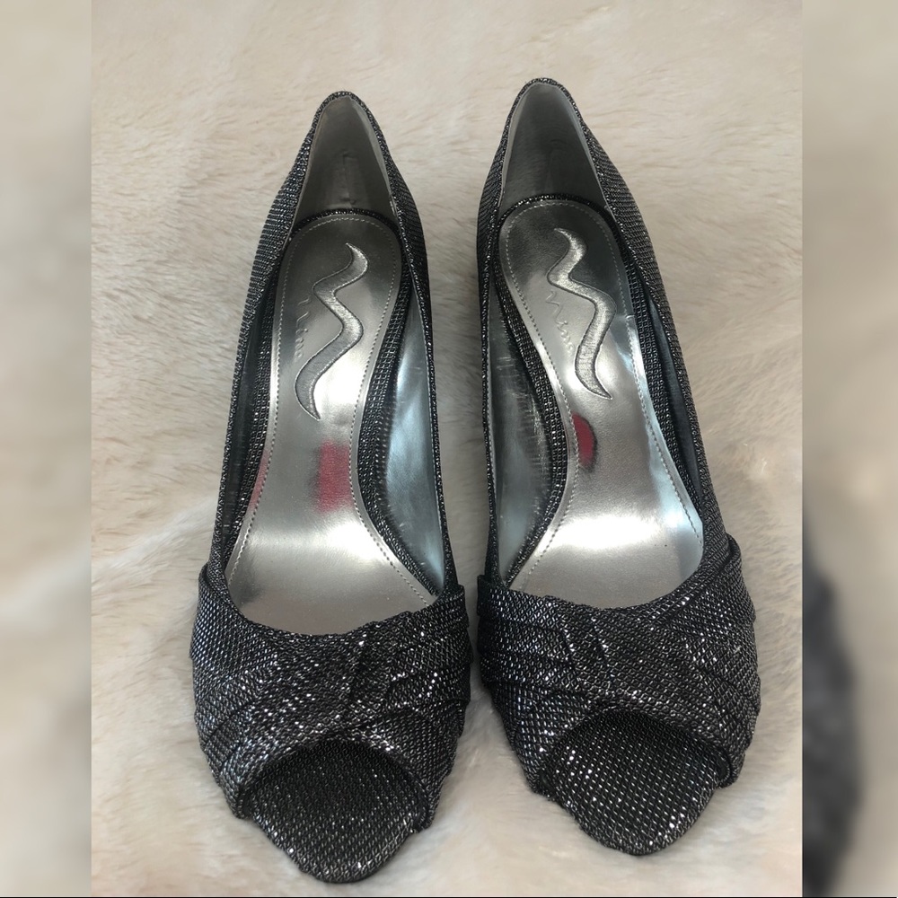 NWOT Nina sparkle peep toe pump